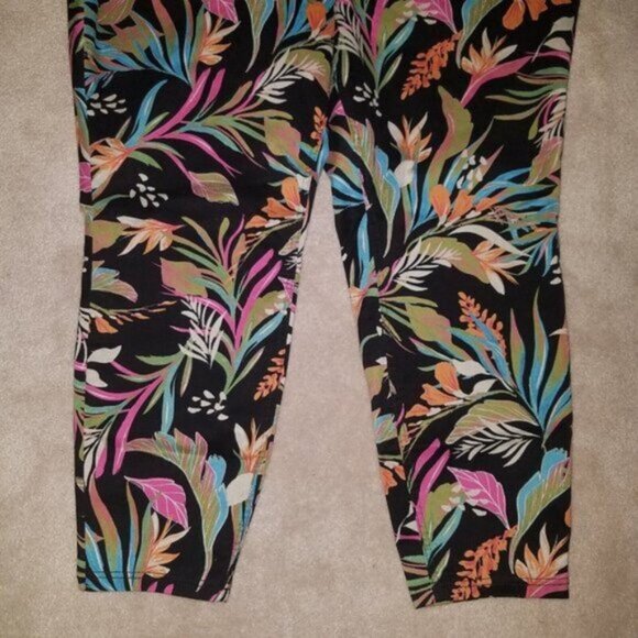 NWT Terra & Sky Tropical Pull-On Jeggings 3X 24W-26W Black Floral Elastic Waist - Picture 3 of 10